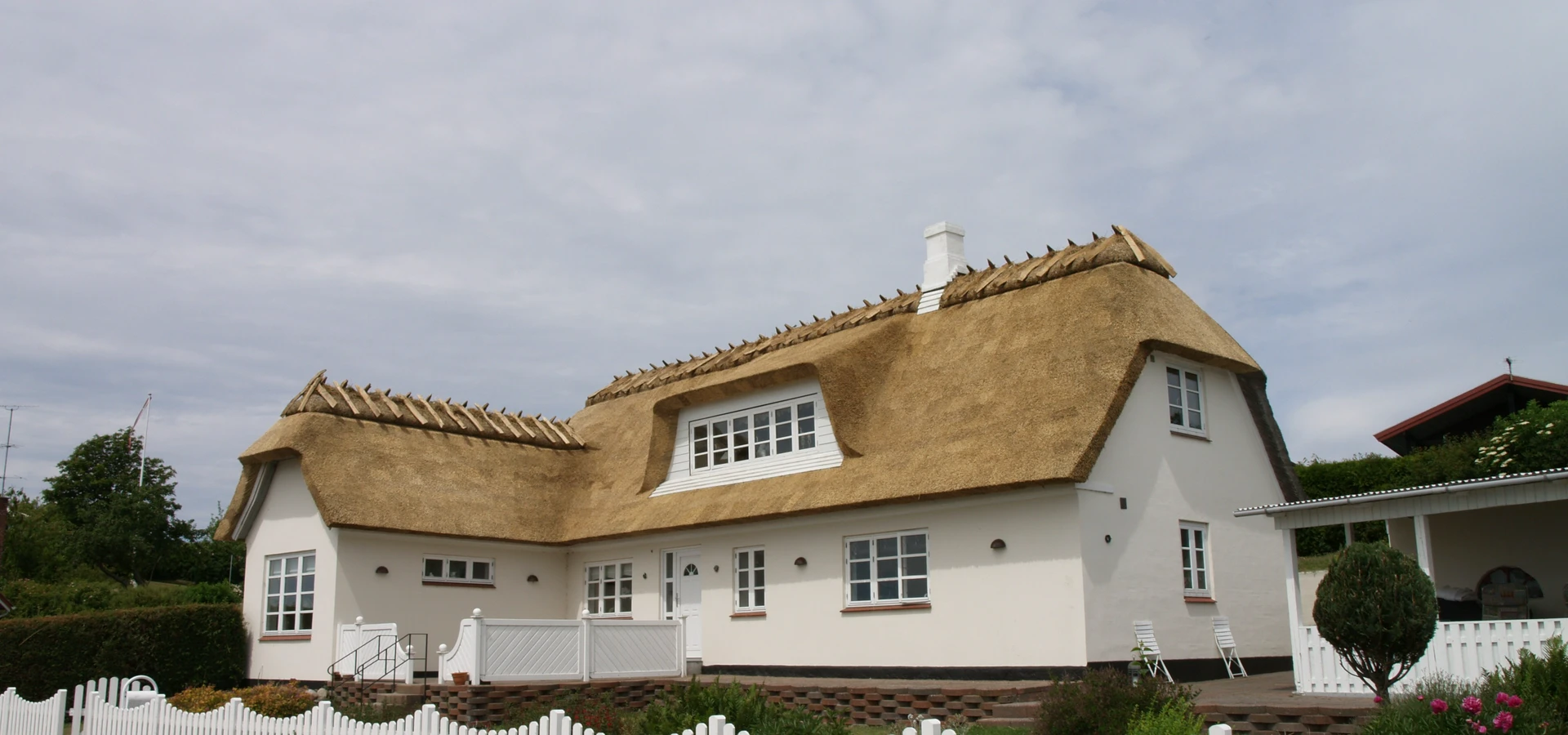 Dach nie pokryty całkowicie trzciną