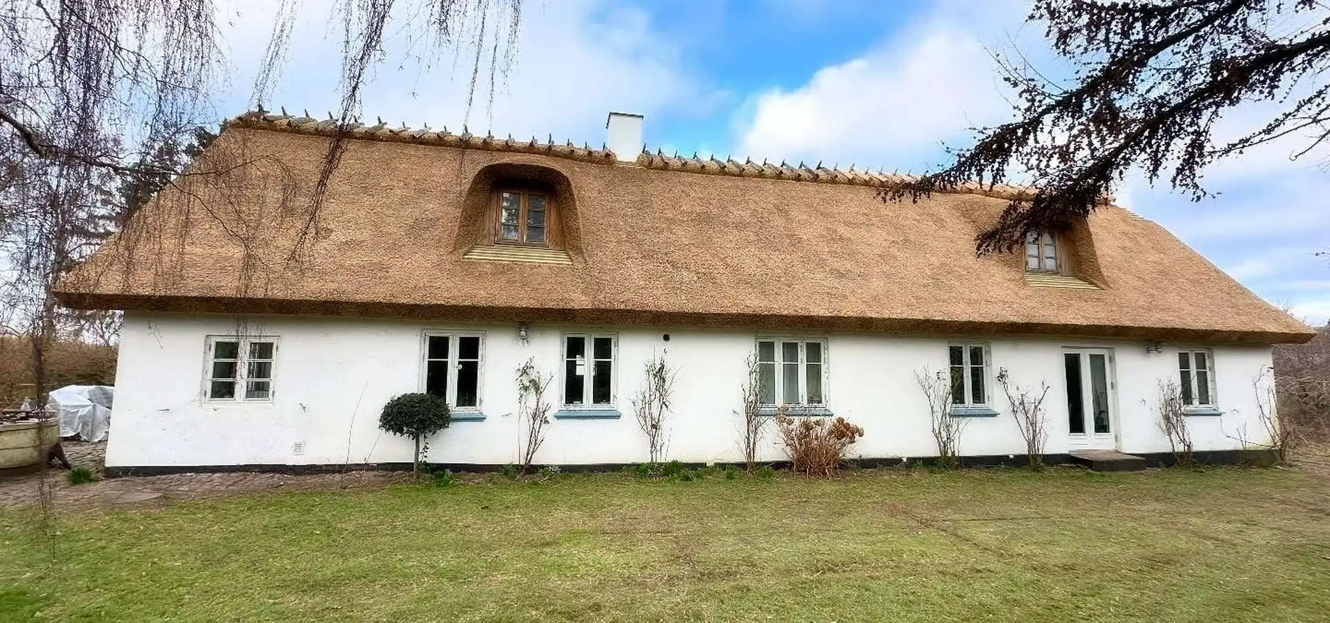 Dom z dachem z trzciny